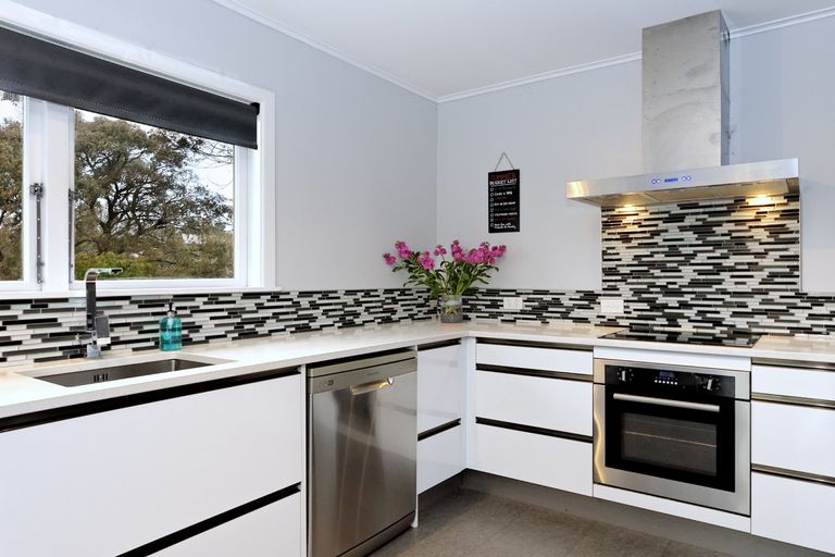 Photo of property in 124 Tiroroa Avenue, Te Atatu South, Auckland, 0610