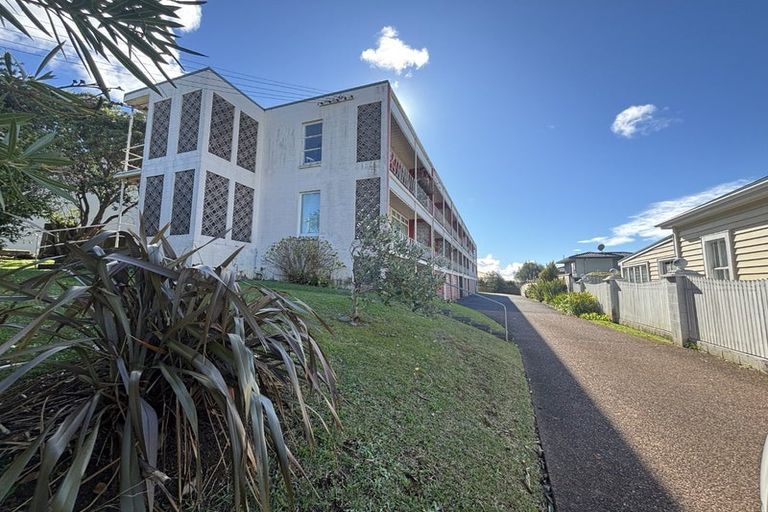 Photo of property in 11/219 Onewa Road, Birkenhead, Auckland, 0626
