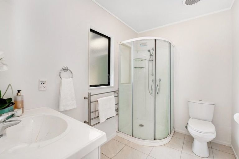 Photo of property in 1/1 Tern Place, Unsworth Heights, Auckland, 0632