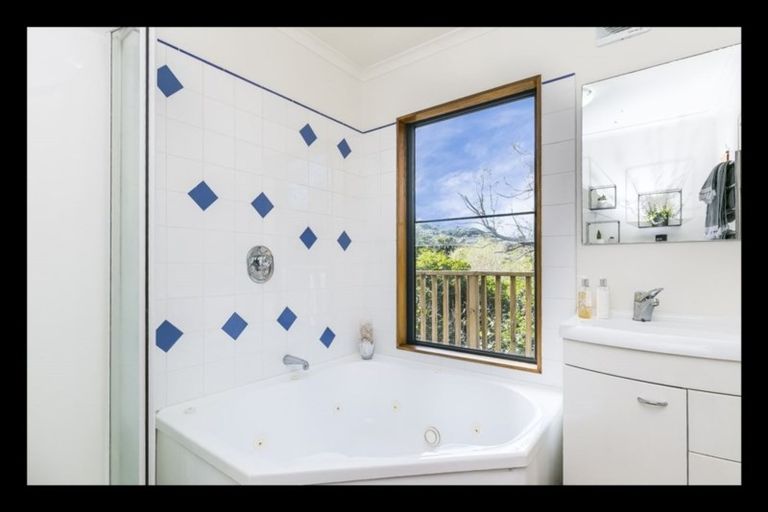 Photo of property in 32 Silverstream Road, Crofton Downs, Wellington, 6035