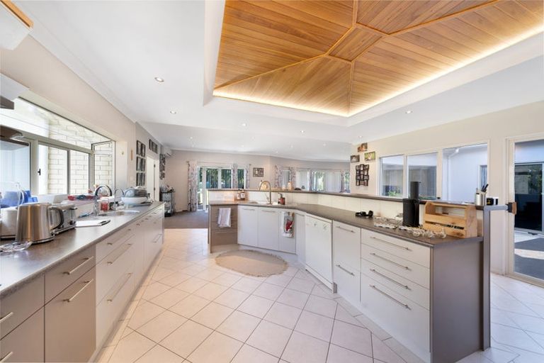 Photo of property in 154 Boord Crescent, Kumeu, 0891