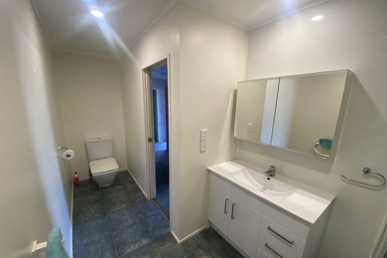 Photo of property in 2/8 Mossop Rise, Glenfield, Auckland, 0629