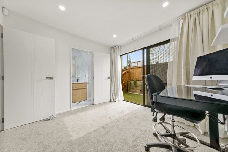 Photo of property in 7/27 Carole Crescent, Pakuranga, Auckland, 2010