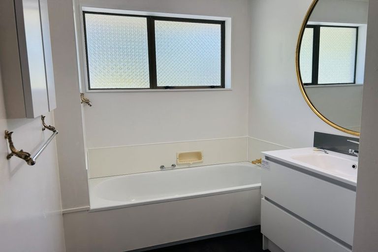 Photo of property in 28 Rewarewa Crescent, Waikanae, 5036