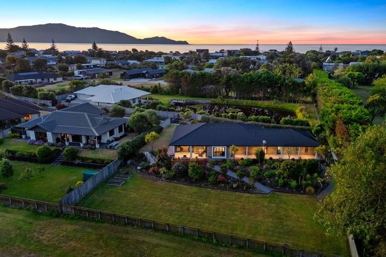 Photo of property in 34 Titoki Road, Waikanae Beach, Waikanae, 5036