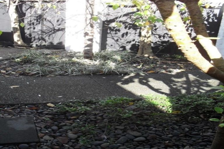 Photo of property in 2a Exmouth Road, Northcote, Auckland, 0627