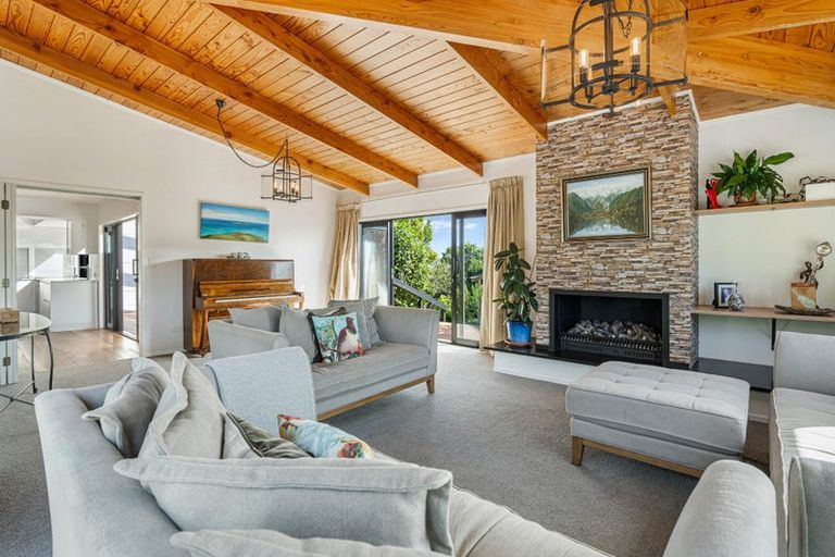 Photo of property in 143 Whangaparaoa Road, Red Beach, 0932