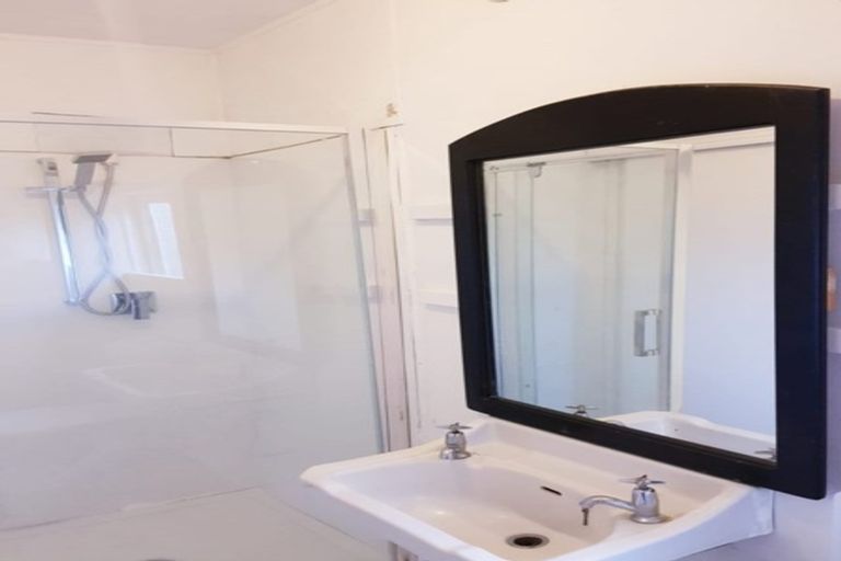 Photo of property in 16 Albert Road, Kelston, Auckland, 0602