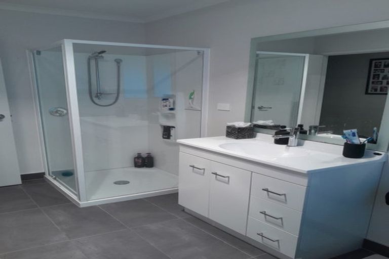 Photo of property in 296 Forest Hill Road, Waiatarua, Auckland, 0612