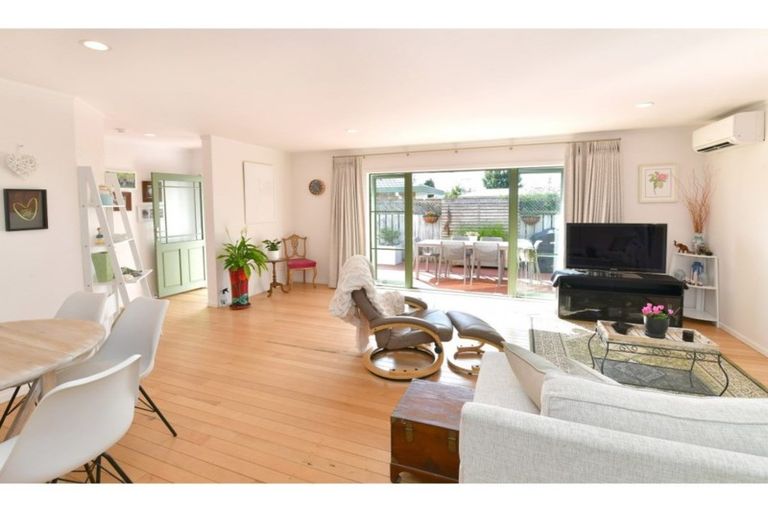 Photo of property in 2/10 Ross Crescent, Orewa, 0931