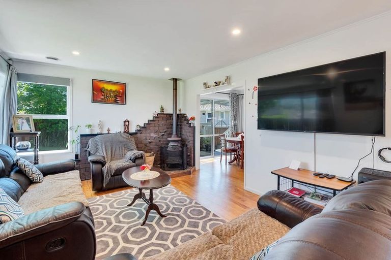 Photo of property in 31 Thornlow Street, Glendene, Auckland, 0602