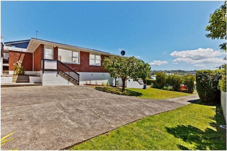 Photo of property in 2/4 Kowhai Road, Campbells Bay, Auckland, 0630