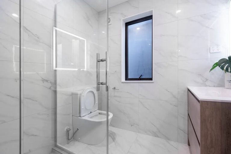 Photo of property in 3b Dawnhaven Drive, Te Atatu Peninsula, Auckland, 0610