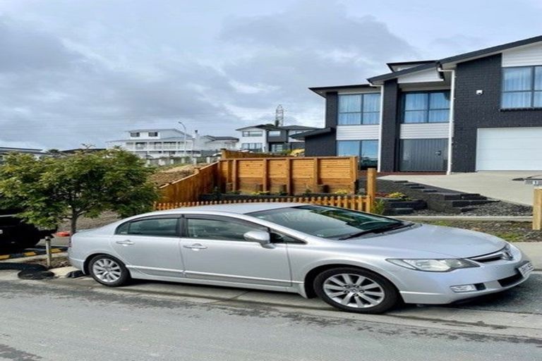 Photo of property in 1 Lawson Creek Street, Massey, Auckland, 0614