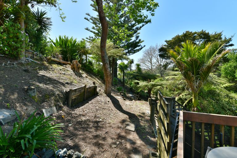 Photo of property in 15 Maori Hut Road, Red Beach, 0932