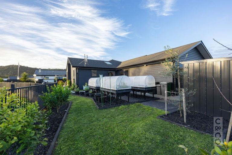 Photo of property in 21 Vogwill Road, Kumeu, 0810