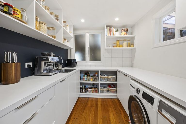 Photo of property in 1-9 Deirdre Place, Titirangi, Auckland, 0604