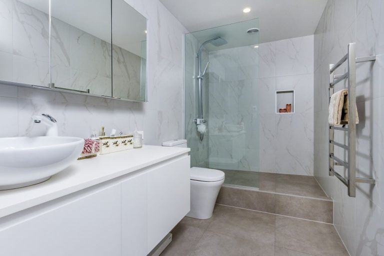Photo of property in 40 Shakespeare Road, Milford, Auckland, 0620
