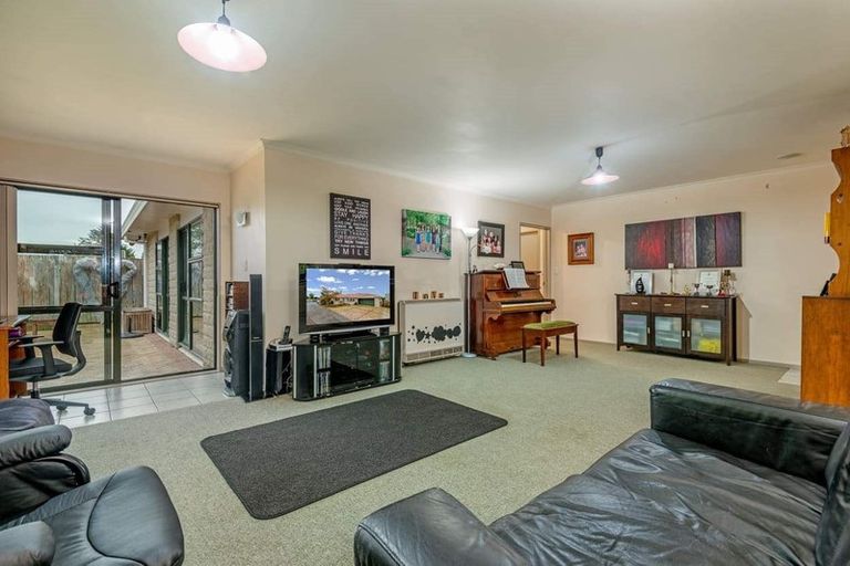 Photo of property in 15 Woburn Place, Takaro, Palmerston North, 4412