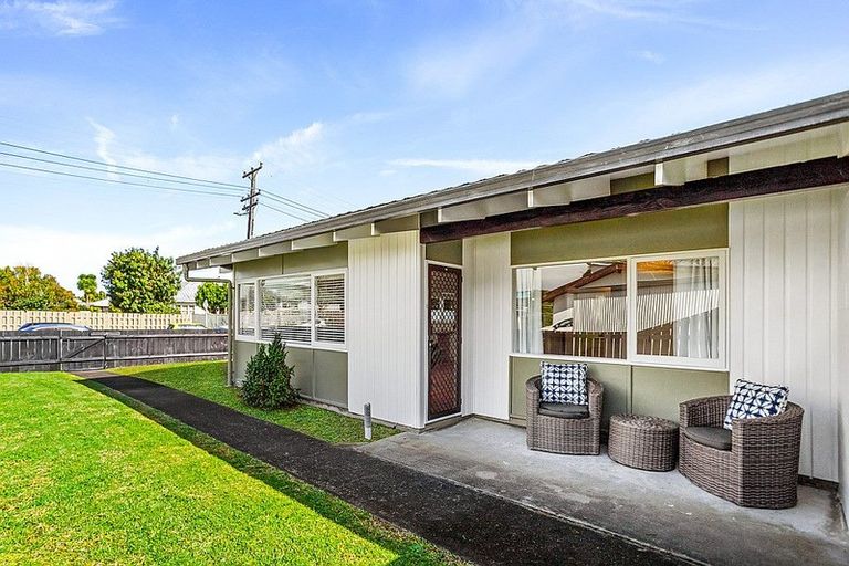 Photo of property in 1/1a Yeovil Road, Te Atatu Peninsula, Auckland, 0610