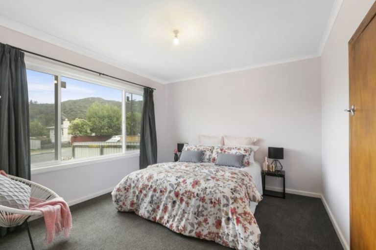 Photo of property in 18 Lees Grove, Wainuiomata, Lower Hutt, 5014