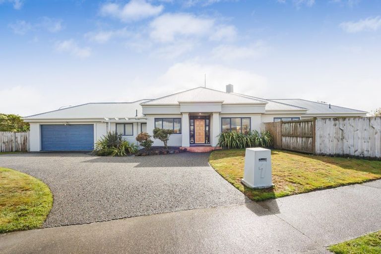 Photo of property in 1 Sycamore Crescent, Fitzherbert, Palmerston North, 4410
