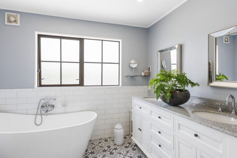 Photo of property in 261 Te Moana Road, Waikanae, 5036