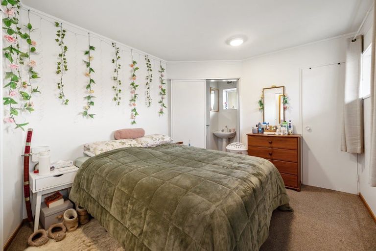 Photo of property in 32 Avalon Crescent, Fernhill, Queenstown, 9300