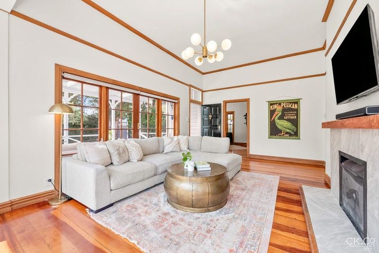 Photo of property in 2 Barton Road, Heretaunga, Upper Hutt, 5018