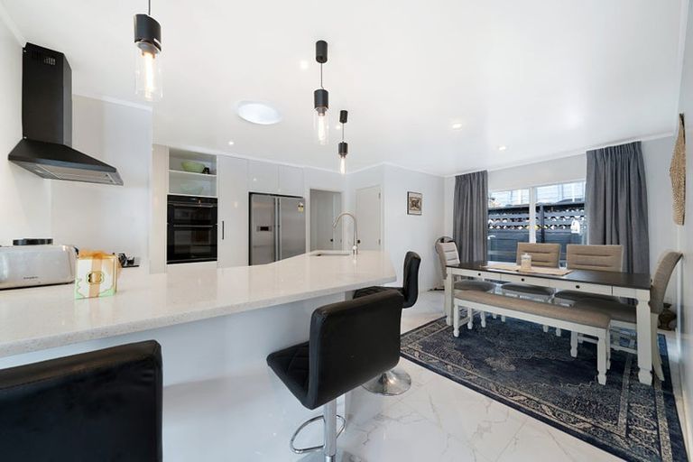 Photo of property in 15 Lanier Place, Glendene, Auckland, 0602