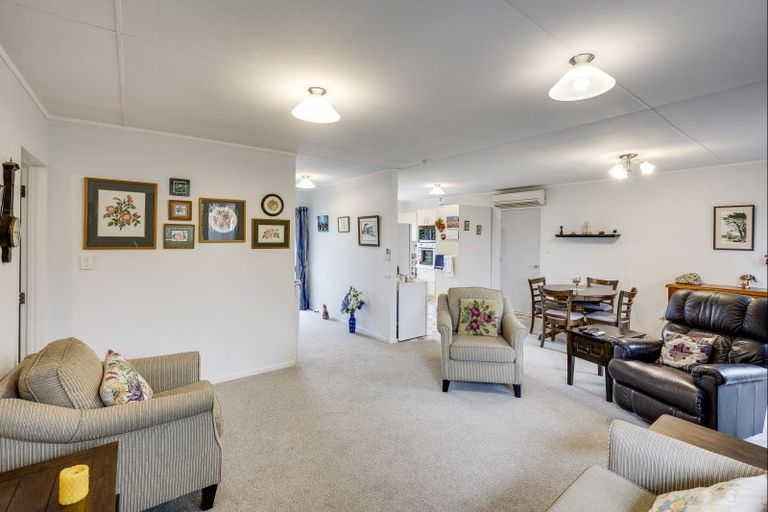 Photo of property in 233a Grove Road, Mayfair, Hastings, 4122