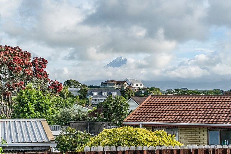 Photo of property in 24 Tiverton Crescent, Whalers Gate, New Plymouth, 4310