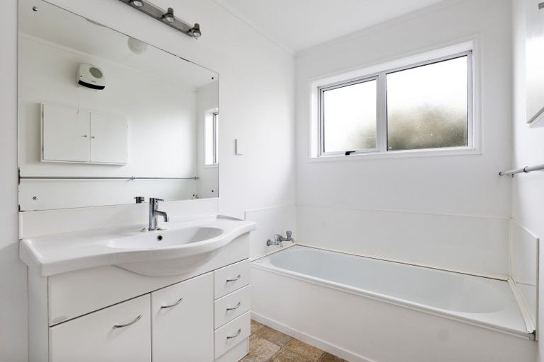 Photo of property in 8 Warren Place, Frankleigh Park, New Plymouth, 4310