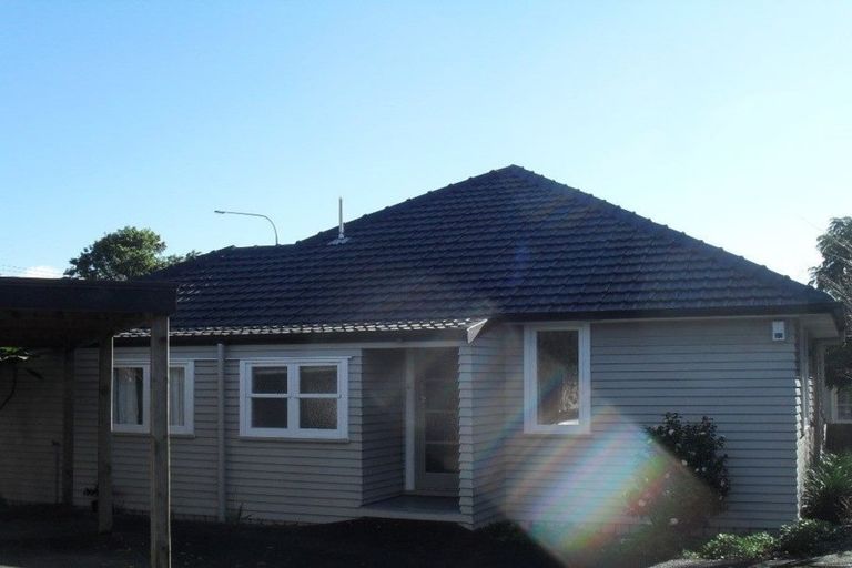 Photo of property in 2a Exmouth Road, Northcote, Auckland, 0627