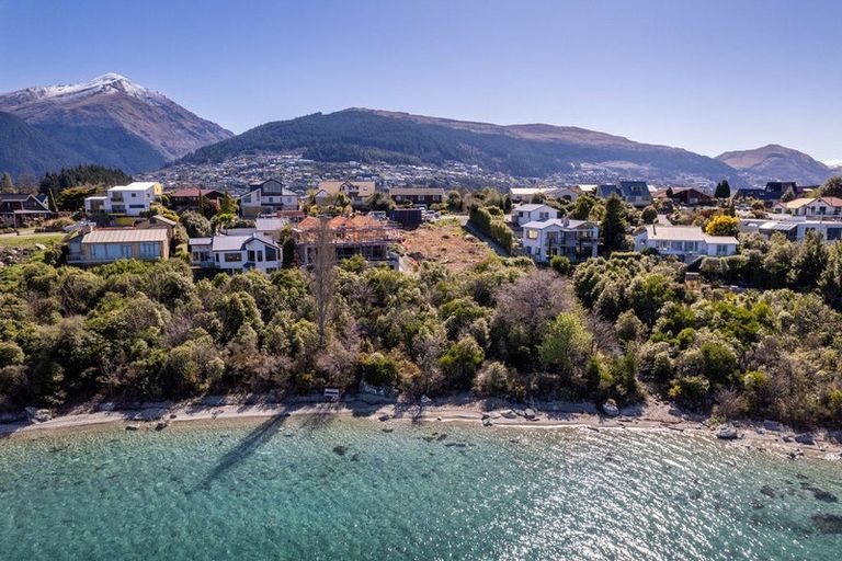 Photo of property in 64 Cedar Drive, Kelvin Heights, Queenstown, 9300