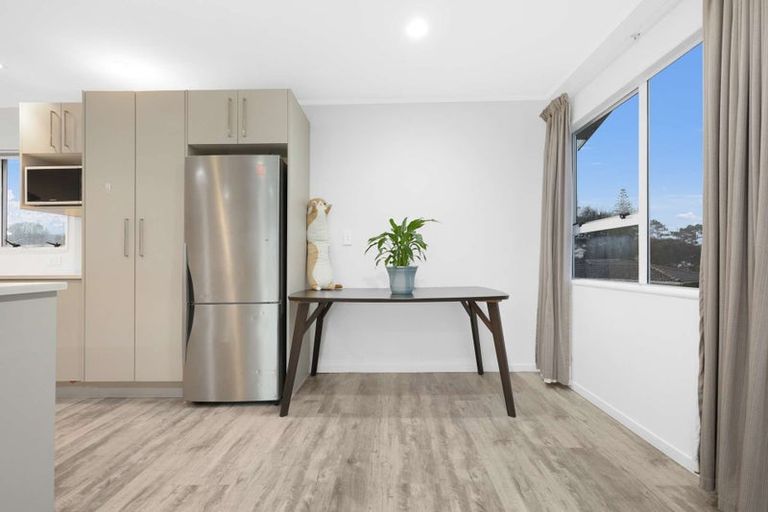 Photo of property in 6 Fernhaven Place, Massey, Auckland, 0614