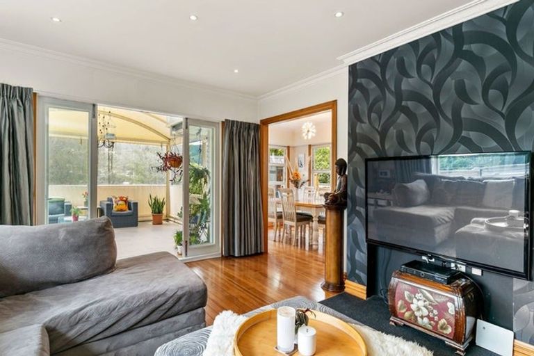 Photo of property in 327 Main Road, Tawa, Wellington, 5028