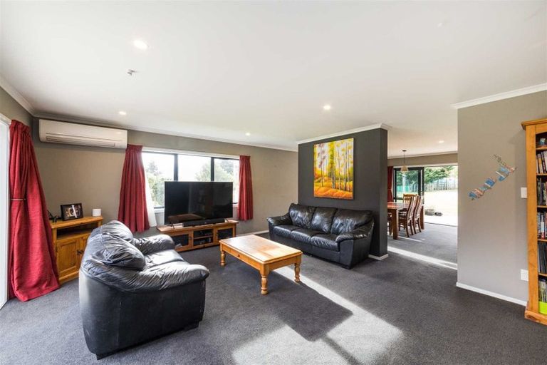 Photo of property in 32 Tokomaru Road East, Tokomaru, Palmerston North, 4474