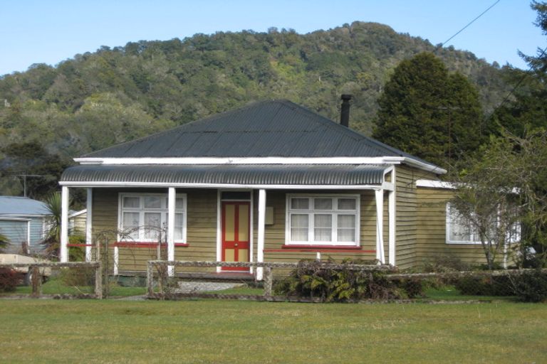 Photo of property in 16 Stafford Street, Blackball, 7804