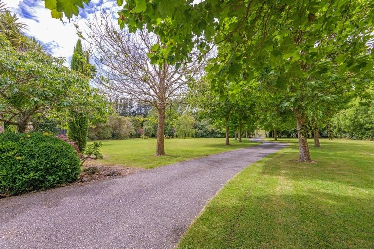 Photo of property in 52 Turitea Road, Fitzherbert, Palmerston North, 4472