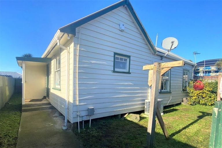 Photo of property in 102 Barbour Street, Waltham, Christchurch, 8011