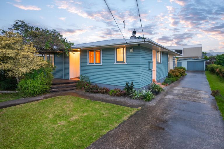 Photo of property in 55 Sullivan Avenue, Mangere Bridge, Auckland, 2022