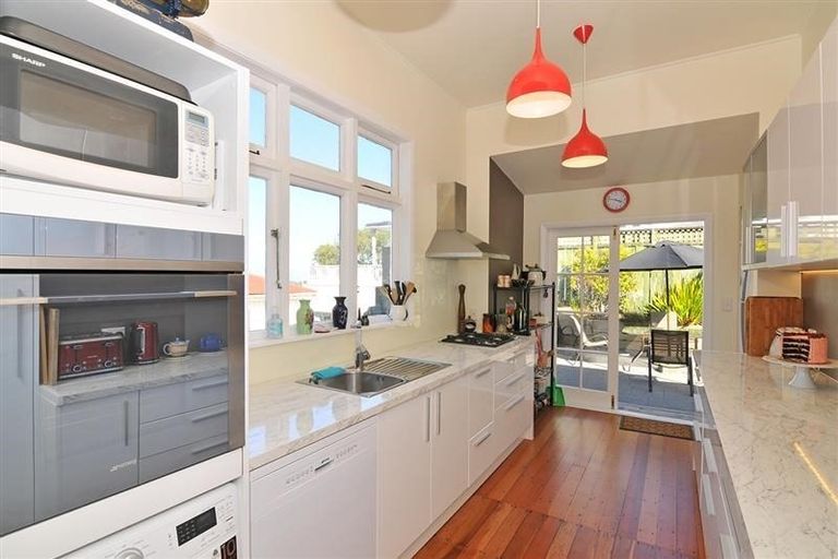 Photo of property in 35 Dorking Road, Brooklyn, Wellington, 6021