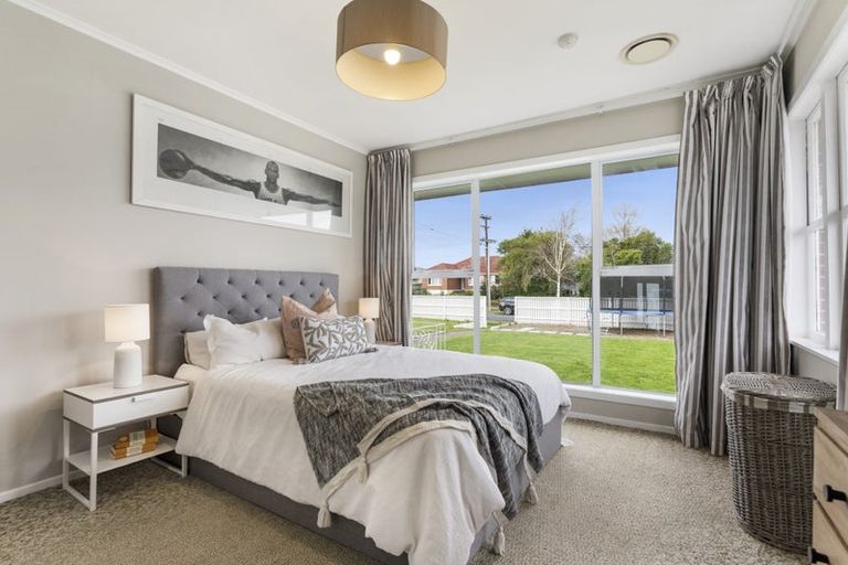 Photo of property in 58 Yeovil Road, Te Atatu Peninsula, Auckland, 0610