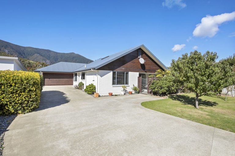 Photo of property in 5 Whitby Close, Waikawa, Picton, 7220
