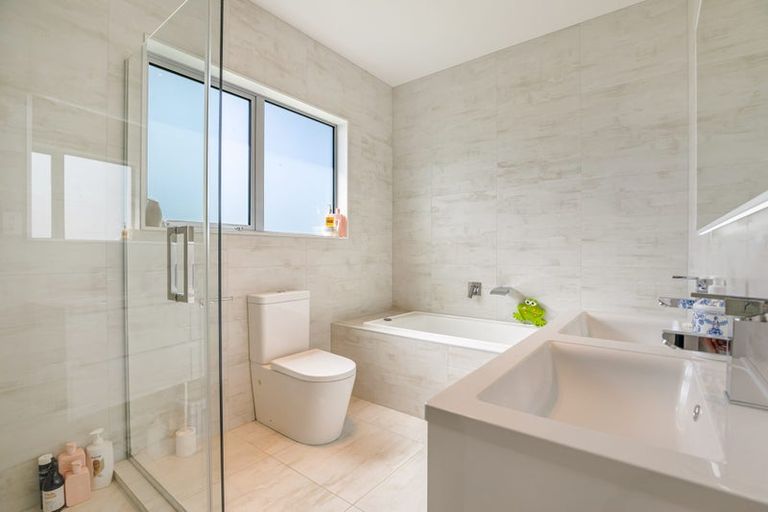 Photo of property in 16 Walter Ruddock Avenue, Kumeu, 0810