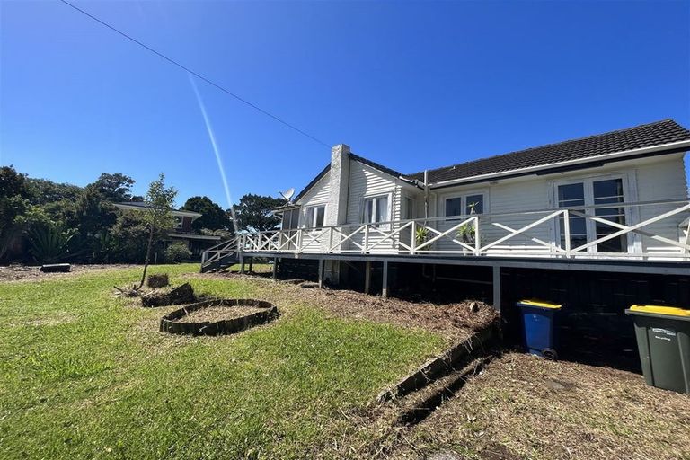 Photo of property in 16 Cliff View Drive, Green Bay, Auckland, 0604