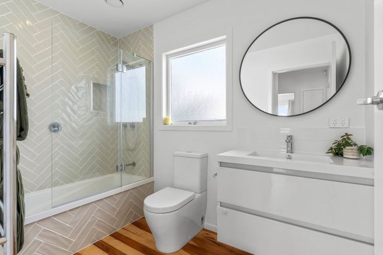 Photo of property in 15 Roberts Road, Glenfield, Auckland, 0629