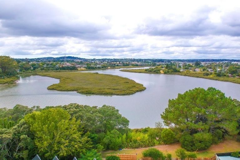 Photo of property in 43 Beaubank Road, Kelston, Auckland, 0602