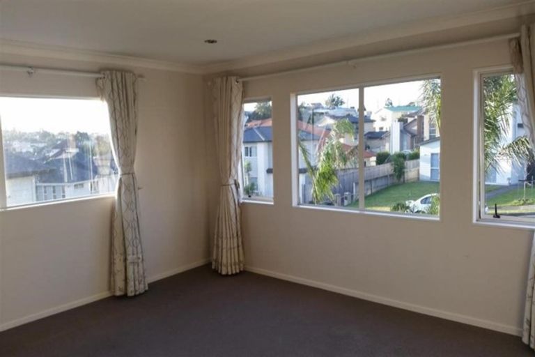 Photo of property in 9 Loughros Place, Pinehill, Auckland, 0632